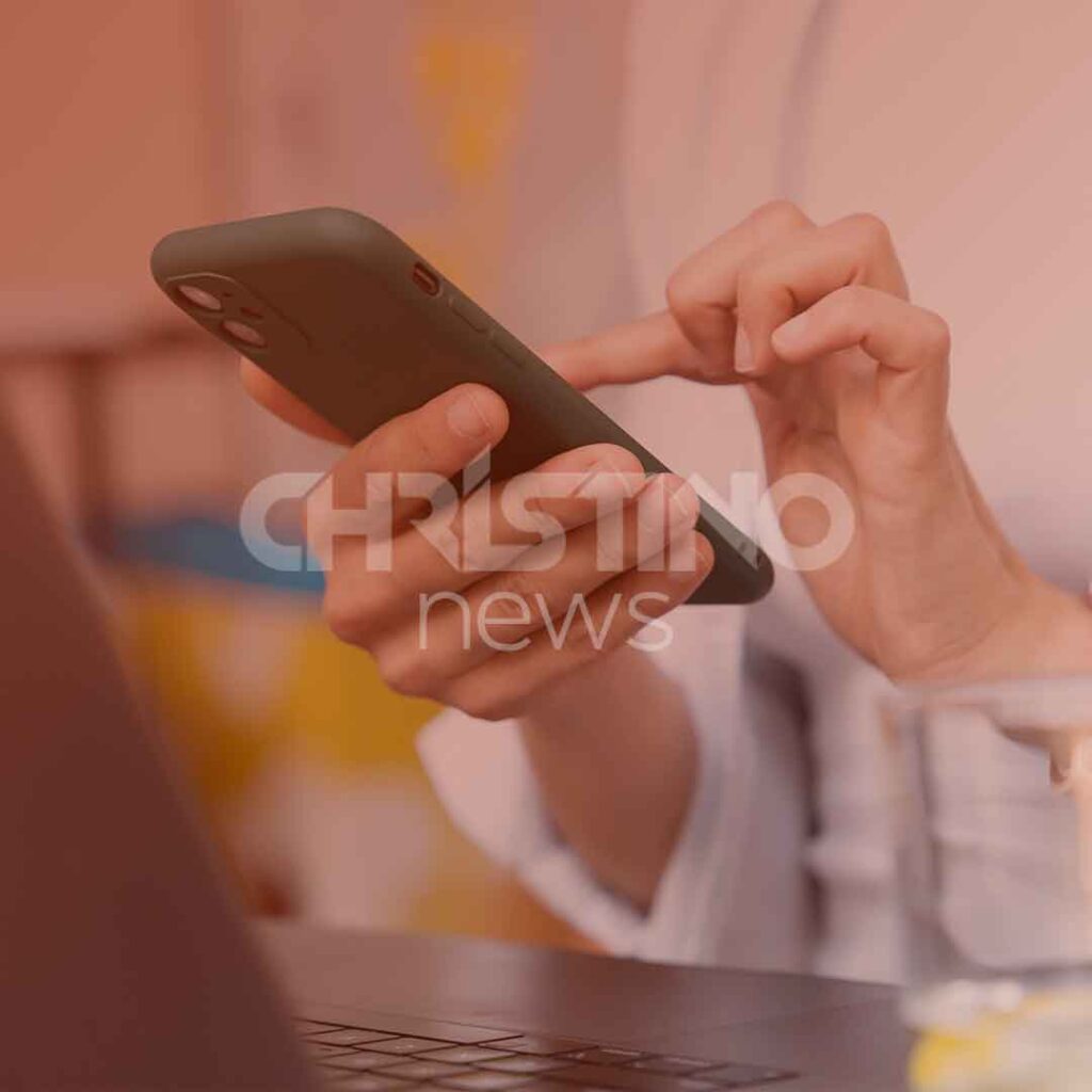 Pessoa usando celular simulando uma transação via PIX