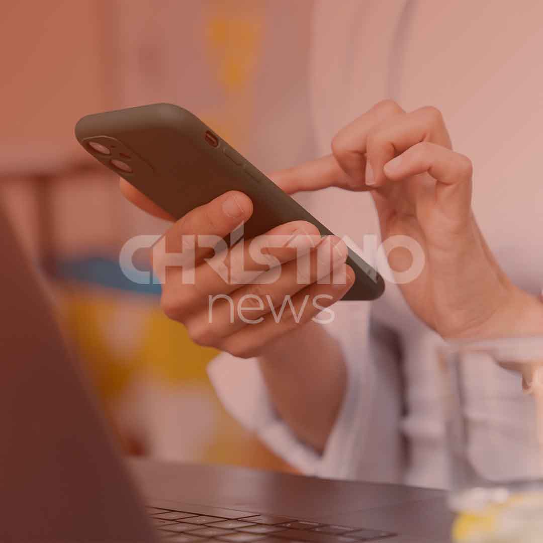 Pessoa usando celular simulando uma transação via PIX