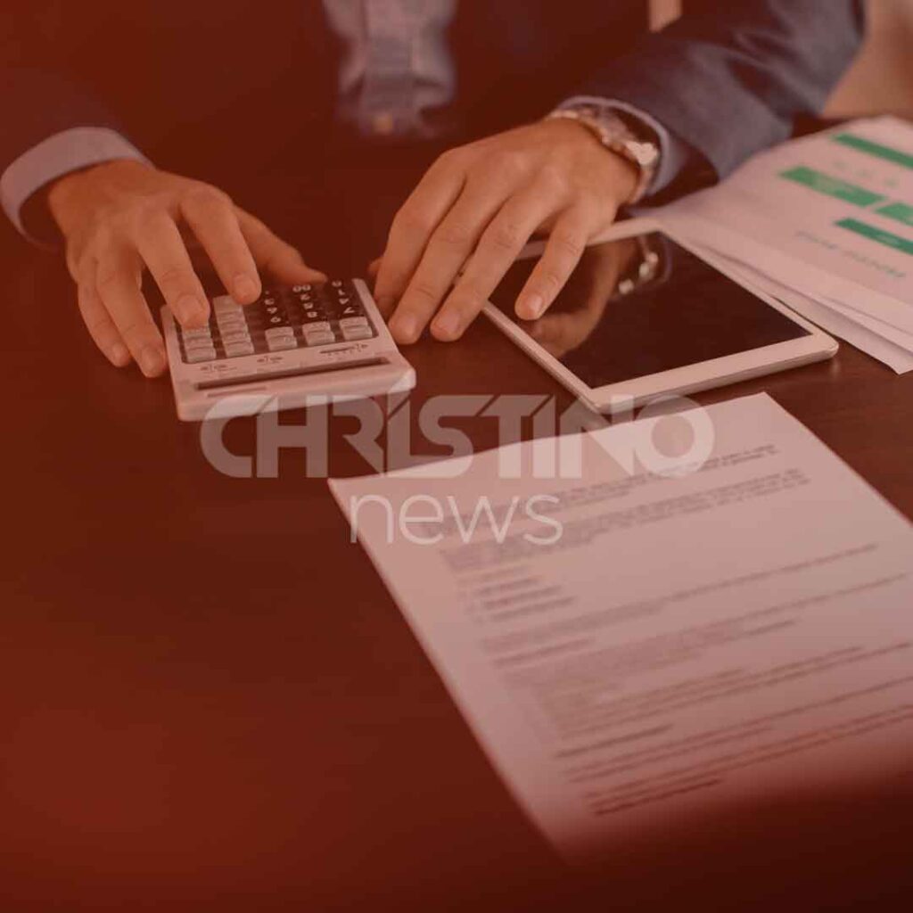 Pessoa realizando cálculos na calculadora