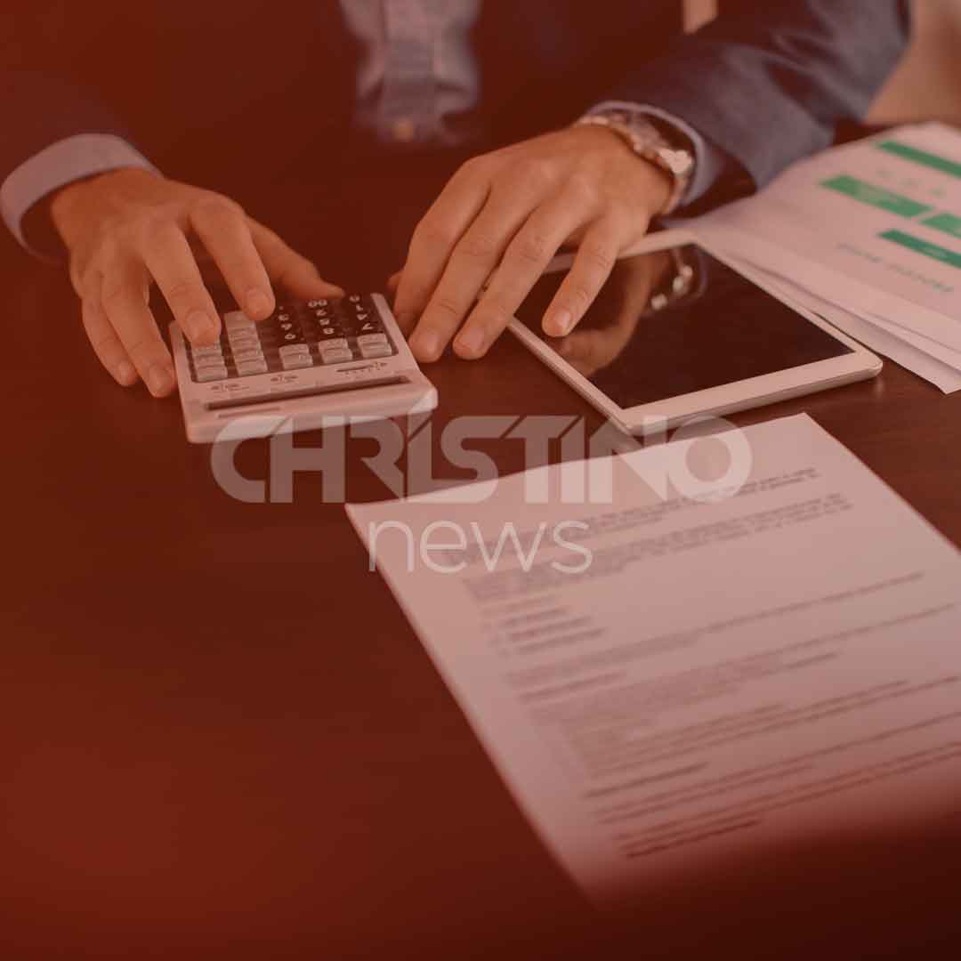 Pessoa realizando cálculos na calculadora