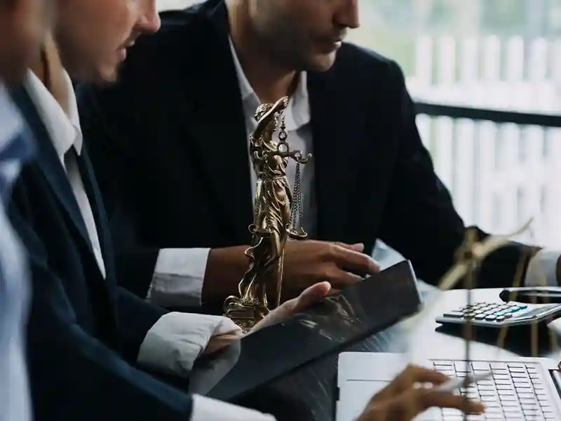 advogados-utilizando-computador-e-deusa-da-justica-no-meio