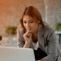 ads-corretora-olhando-para-seu-computador-e-pensando