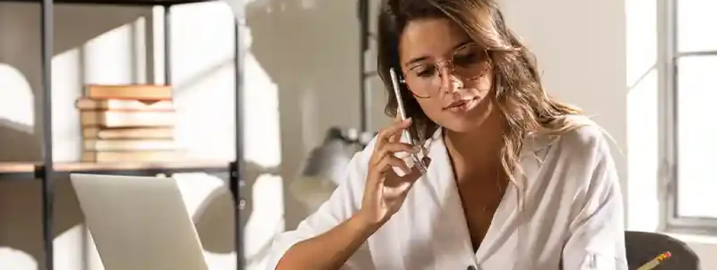 advogada-falando-no-telefone-analisando-documentos