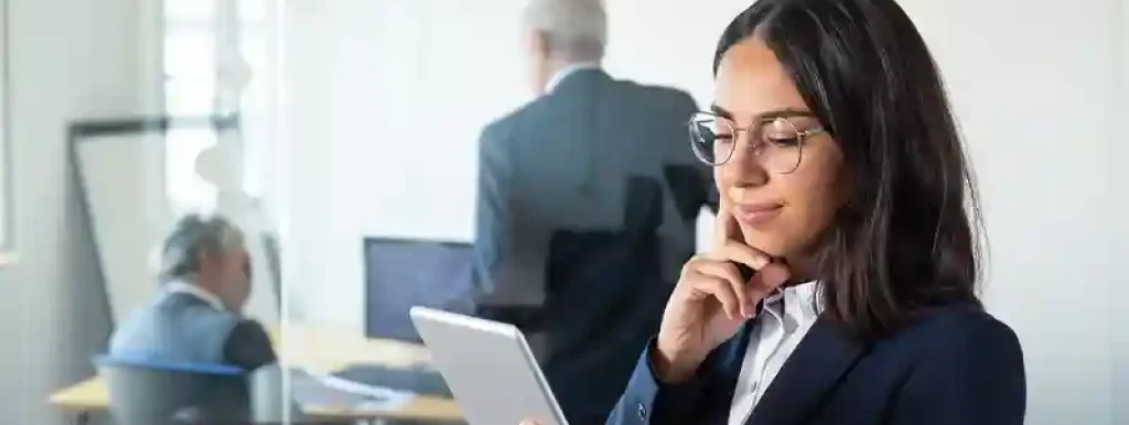 advogada-olhando-para-seu-tablet-e-pensando