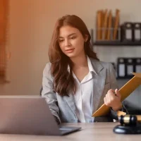 advogada-olhando-para-tela-do-computador-e-pensando