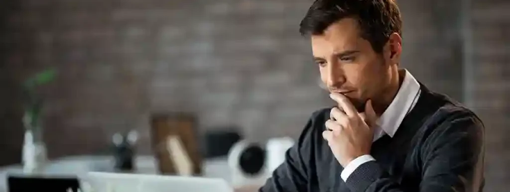 advogado-olhando-para-computador-e-pensando