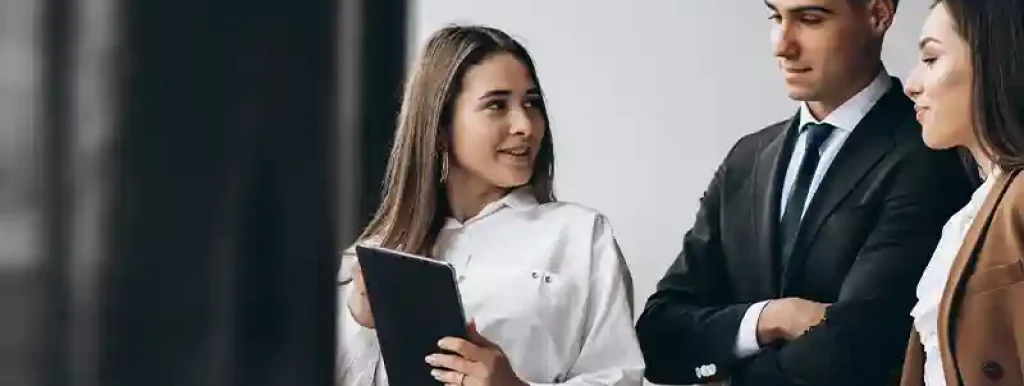 advogados-analisando-calculos-em-conjunto