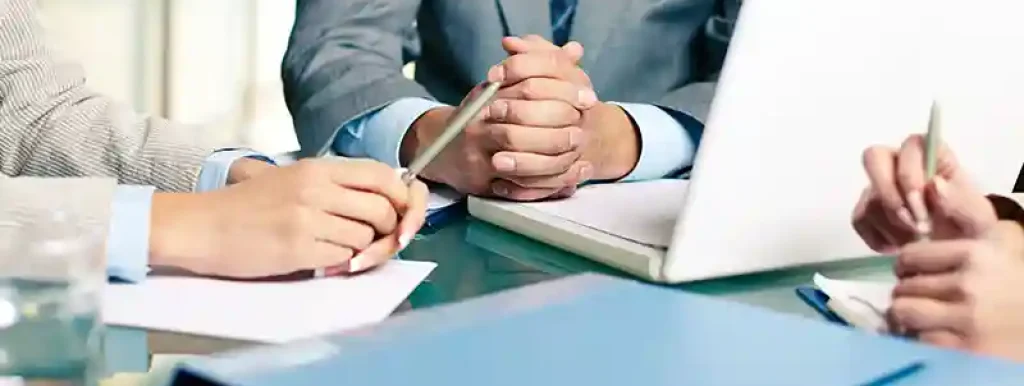 advogados-conversando-com-papeis-em-sua-mesa
