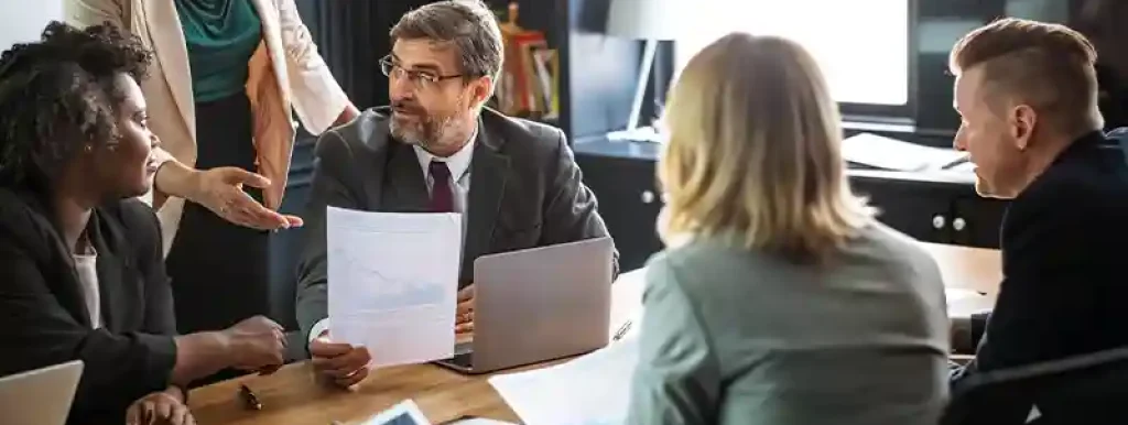 advogados-em-uma-roda-conversando