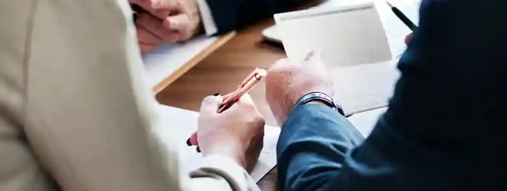 advogados-sentados-em-uma-mesa-analisando-papeis