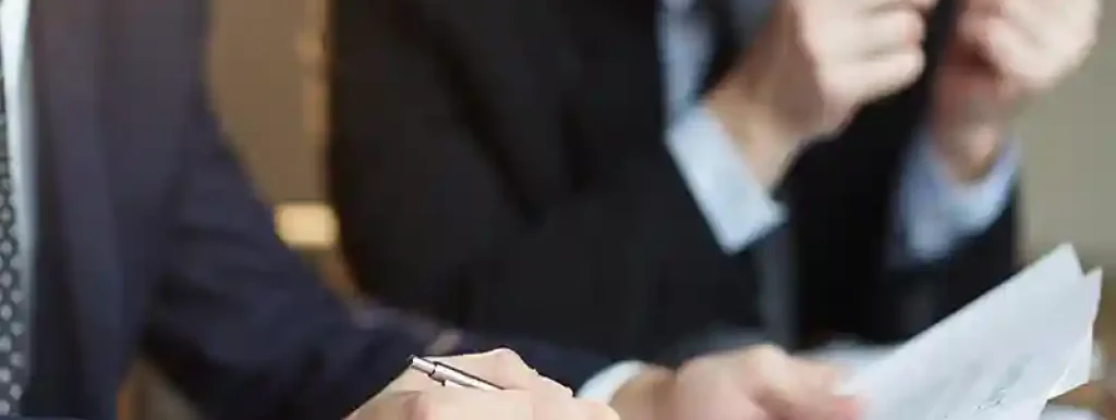 advogados-tomando-uma-decisão-juntos