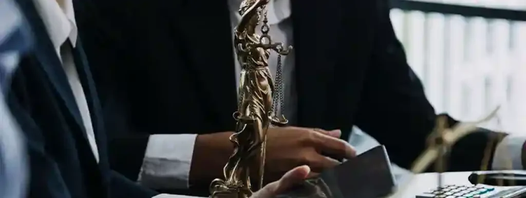 advogados-utilizando-computador-e-deusa-da-justica-no-meio