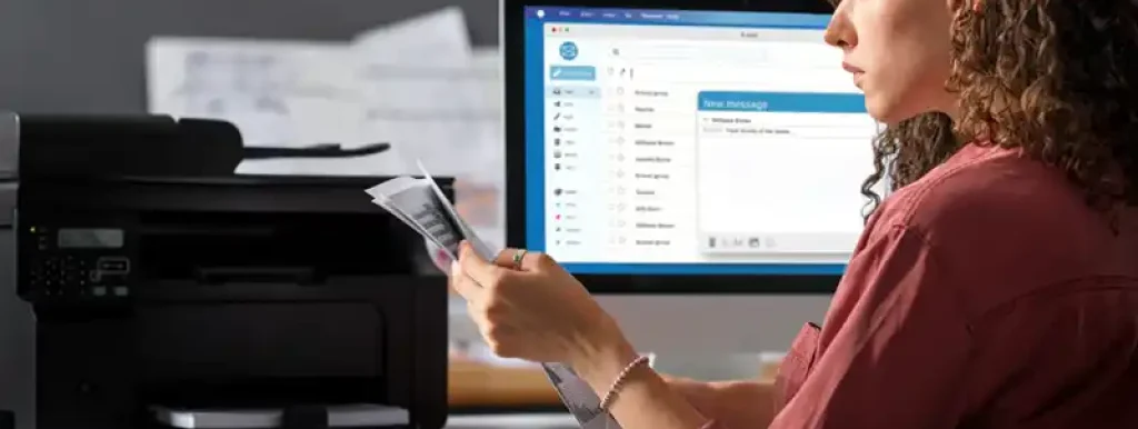 afiliada-avaliando-seus-custos-e-lucros-em-seu-computador