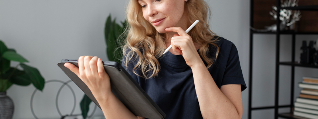 afiliado-analisando-seu-tablet-onde-tera-que-tomar-uma-decisao