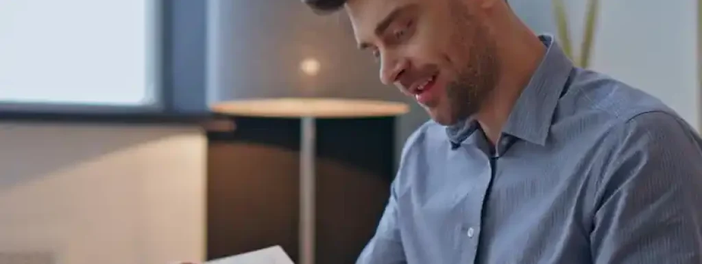 afiliado-analisando-seus-papeis