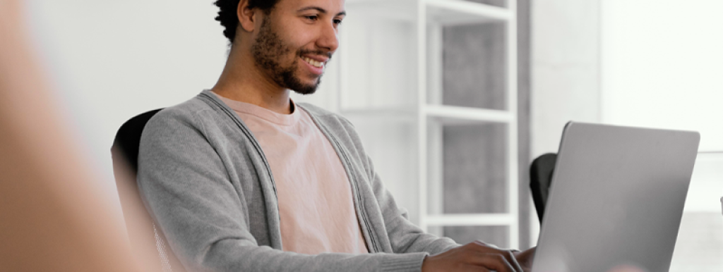 afiliado-trabalhando-em-seu-computador