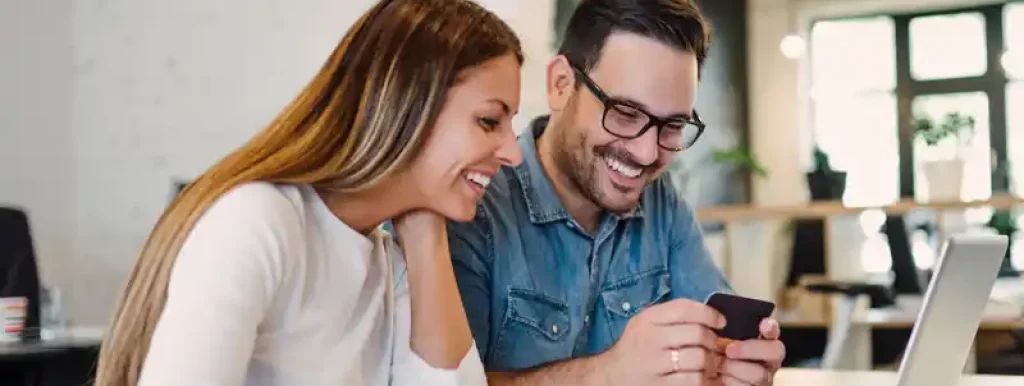 afiliados-olhando-para-o-computador-e-sorrindo