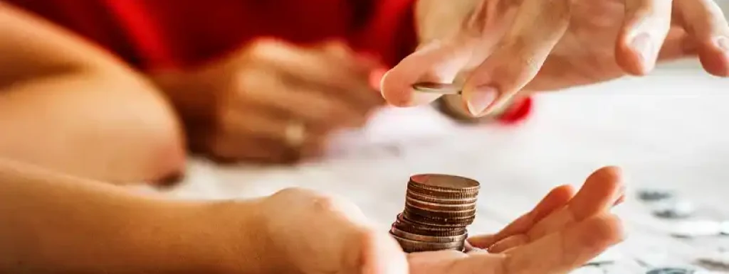 conceito-de-capital-social-para-corretores-imobiliarios-com-moedas-na-mesa-e-divisao