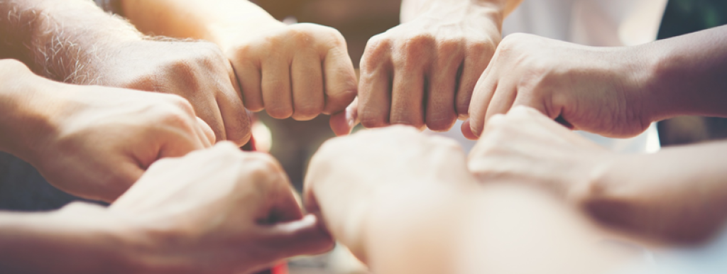 conceito-de-varios-colaboradores-e-maos