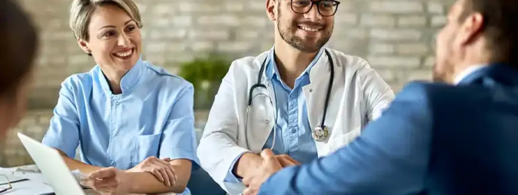 contador-apertando-a-mao-de-um-medico-prometendo-parceria