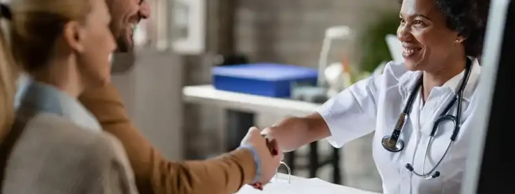 contadores-firmando-parceira-com-uma-medica