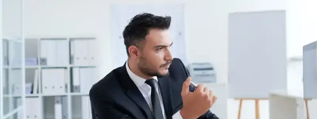 corretor-analisando-seus-dados-em-sua-mesa-de-trabalho