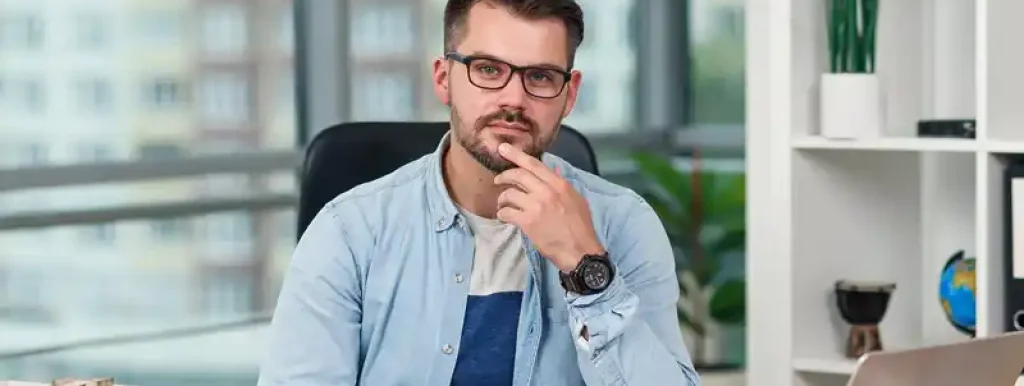 corretor-em-seu-escritorio-analisando