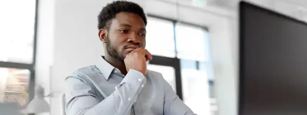 corretor-empreendedor-analisando-seu-computador