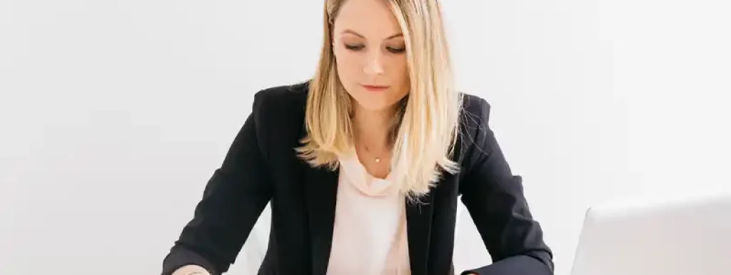 corretora-analisando-suas-financas-pensando-em-formalizar-seu-negocio