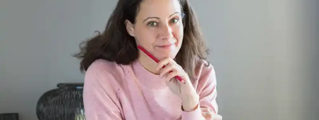 corretora-de-imoveis-sentada-em-sua-mesa-pensando