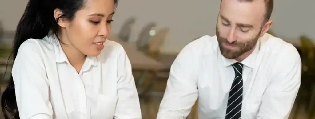 corretores-conversando-e-analisando-papeis