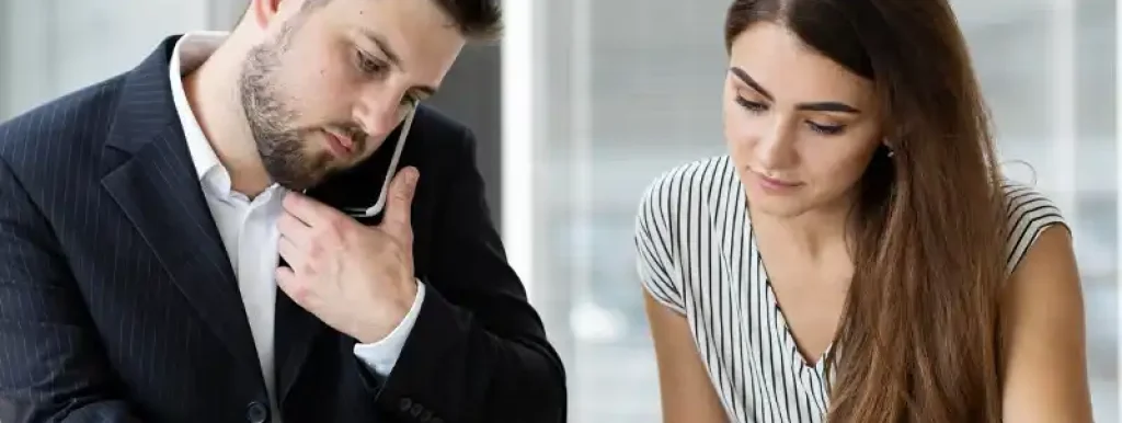 corretores-vendo-seus-impostos-no-computador-e-mesa