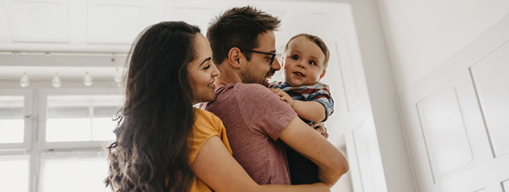 familia-sorrindo-em-sua-casa-conceito-de-dependentes
