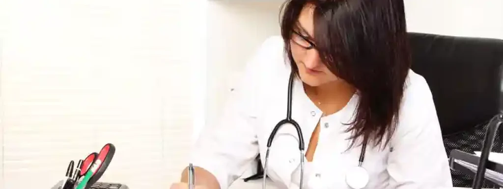 medica-analisando-suas-financas