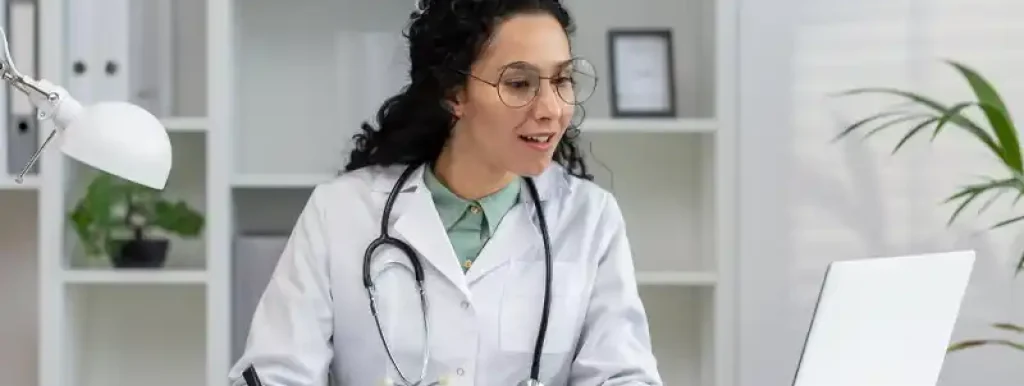 medica-olhando-para-seu-computador-com-uma-expressao-feliz