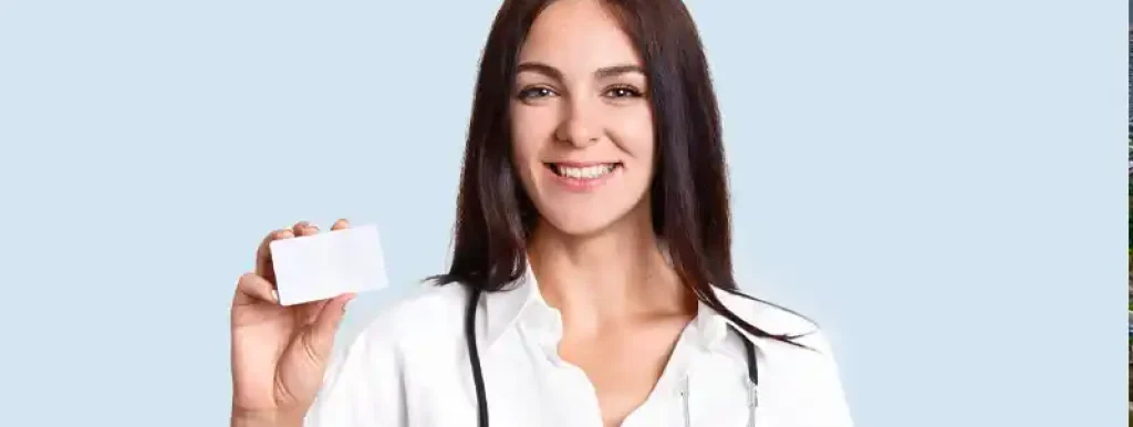 medica-segurando-cartao-de-certificado-digital-a3