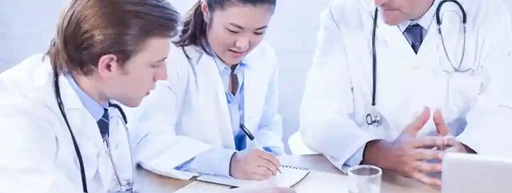 medicos-conversando-e-analisando-papeis