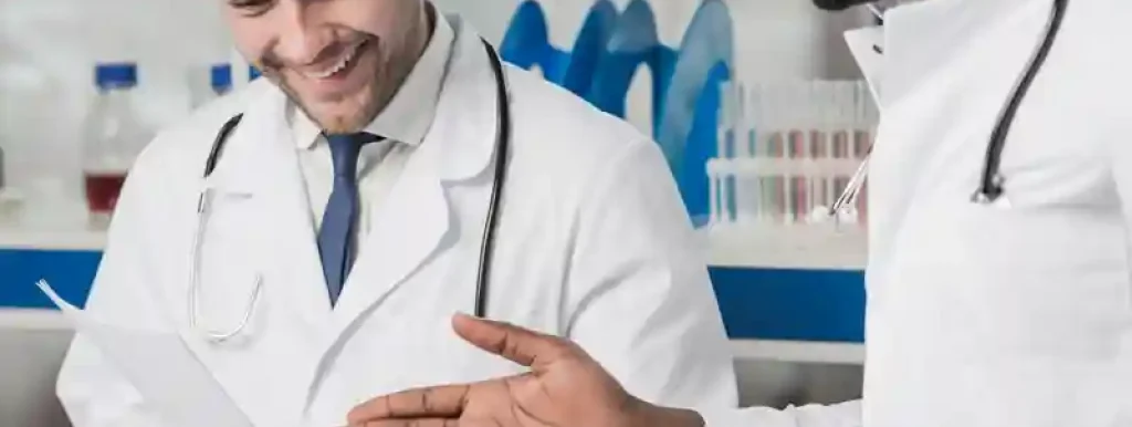 médicos-sorrindo-e-dando-risada-analisando-relatorios