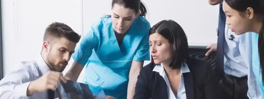 médicos-trabalhando-em-uma-mesa-e-analisando-documentos