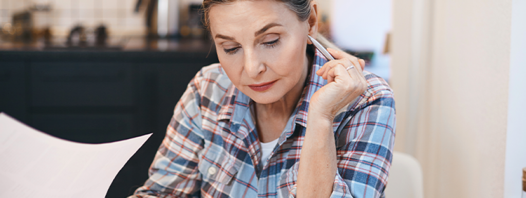 mulher-analisando-diferenca-entre-declaracao-simples-e-completas