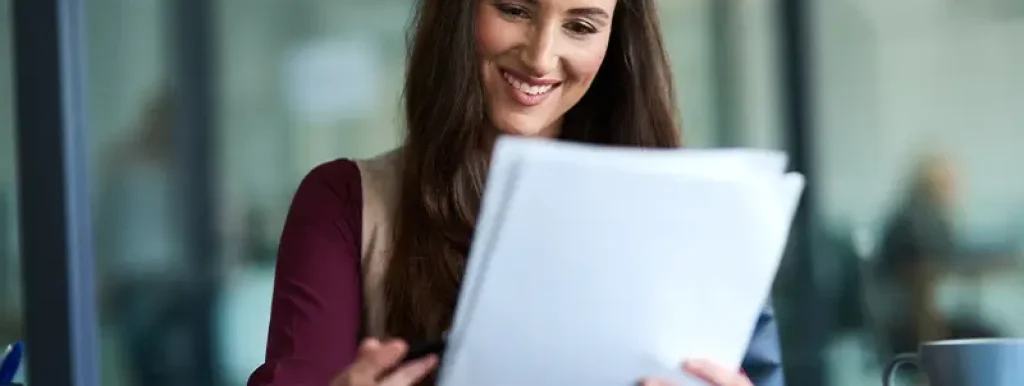 mulher-com-seus-documentos-em-sua-mao