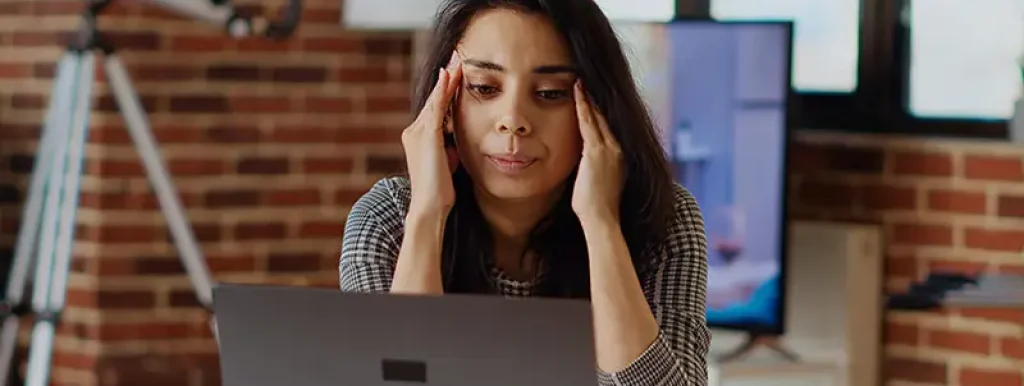 mulher-olhando-para-seu-computador-e-preocupada