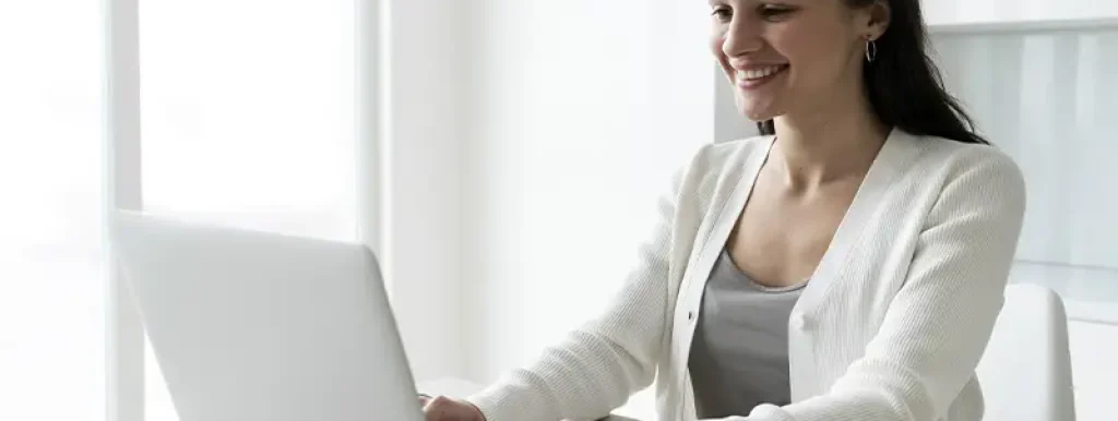 mulher-realizando-sua-declaracao-do-imposto-de-renda-2025-no-computador-sorrindo