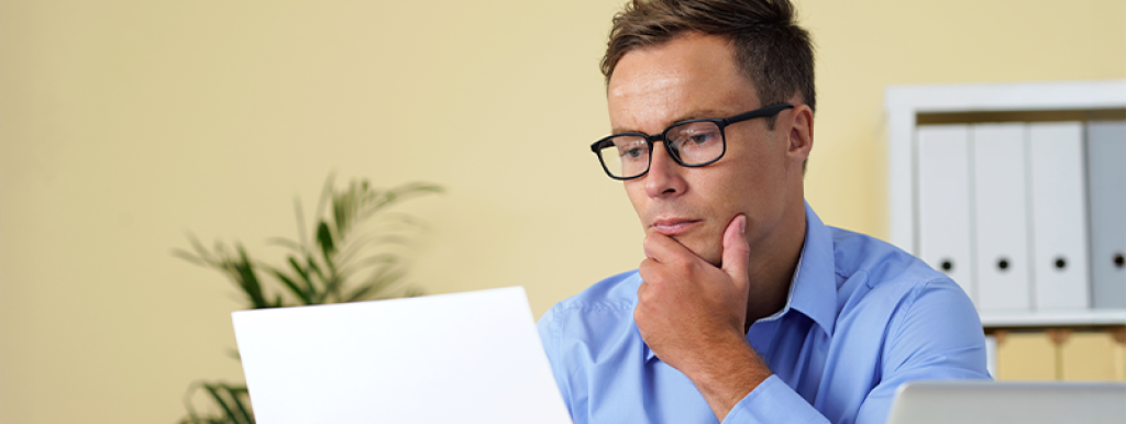 pessoa-analisando-sua-declaracao-do-imposto-de-renda