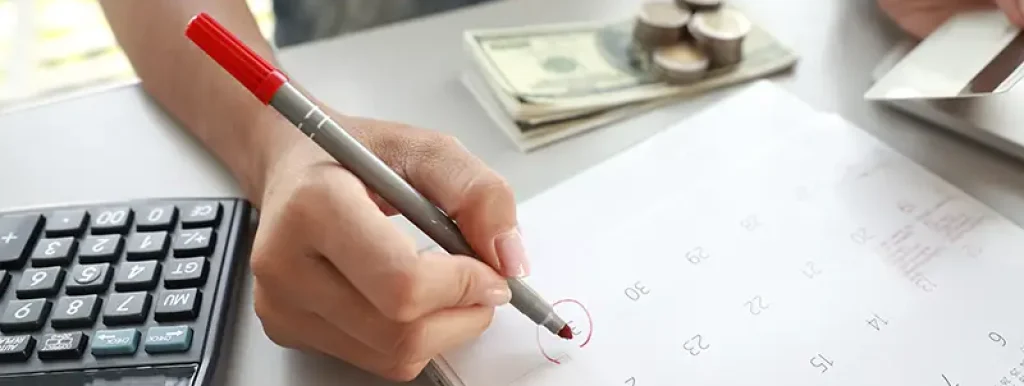 pessoa-calculando-seus-impostos-e-de-olho-no-calendario