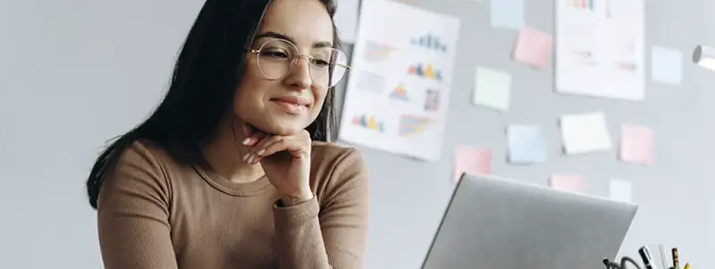 pessoa-olhando-para-seu-computador-e-analisando-seu-irpf