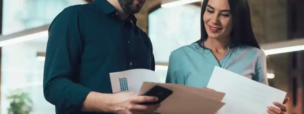 representantes-comerciais-analisando-papeis